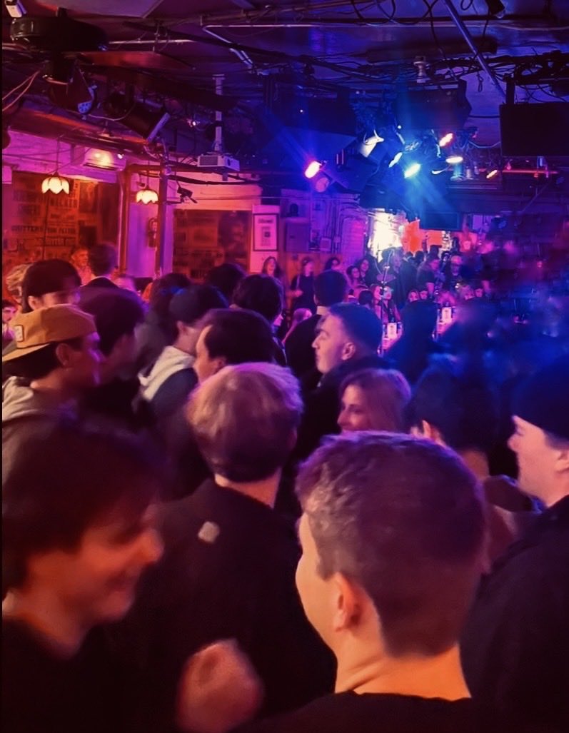 MarcoAngeloRock's tweet image. 米国ツアー最終夜、言葉にできない。「The Bitter End」、そして素晴らしい観客の皆さん、ありがとう！ニューヨークで最も歴史ある音楽会場で演奏できたことは、この上ない光栄です！フードを脱ぐな！

#hoodedguitarist

🇺🇸🇯🇵OokuboSan