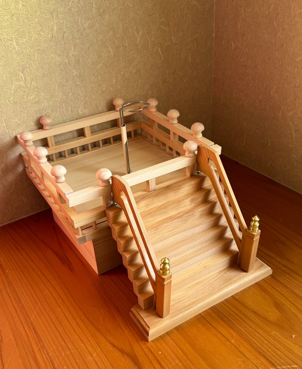 昨晩製作したドールスタンドを改めて自然光で撮ってみました✨
正面と後ろ側の真ん中🍄‍🟫を減らしてみたのですが、これはこれでスッキリするかも。

私の中でこれは完全にドールスタンドなのですが、きっと一般的にはこれはセットなのだろうなあと薄らと気づいています。
#蓮華橋の背景セット