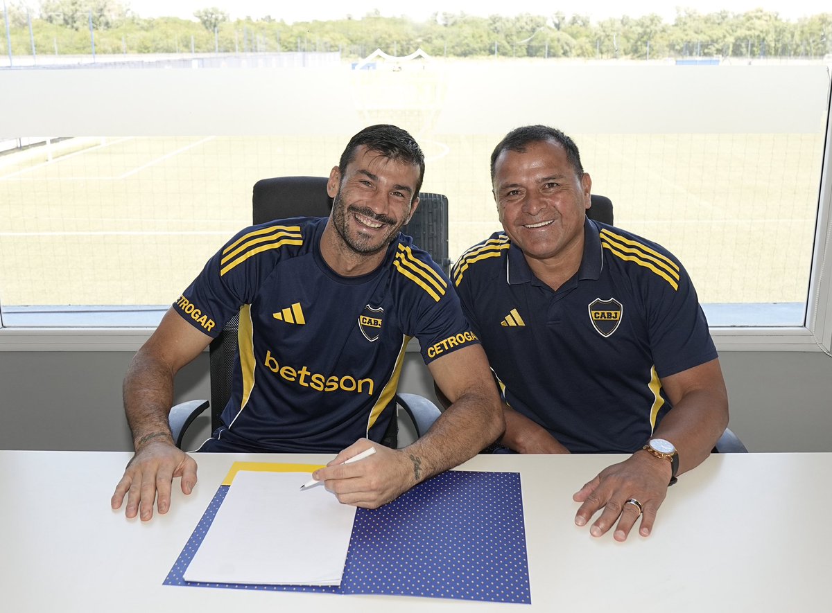 JCArtelino's tweet photo. Atención mundo #Boca!!!
Hoy firmaron #Garcia y #Ander su continuidad en el xeneize hasta dic 2026. https://t.co/6m3IR3yHKi