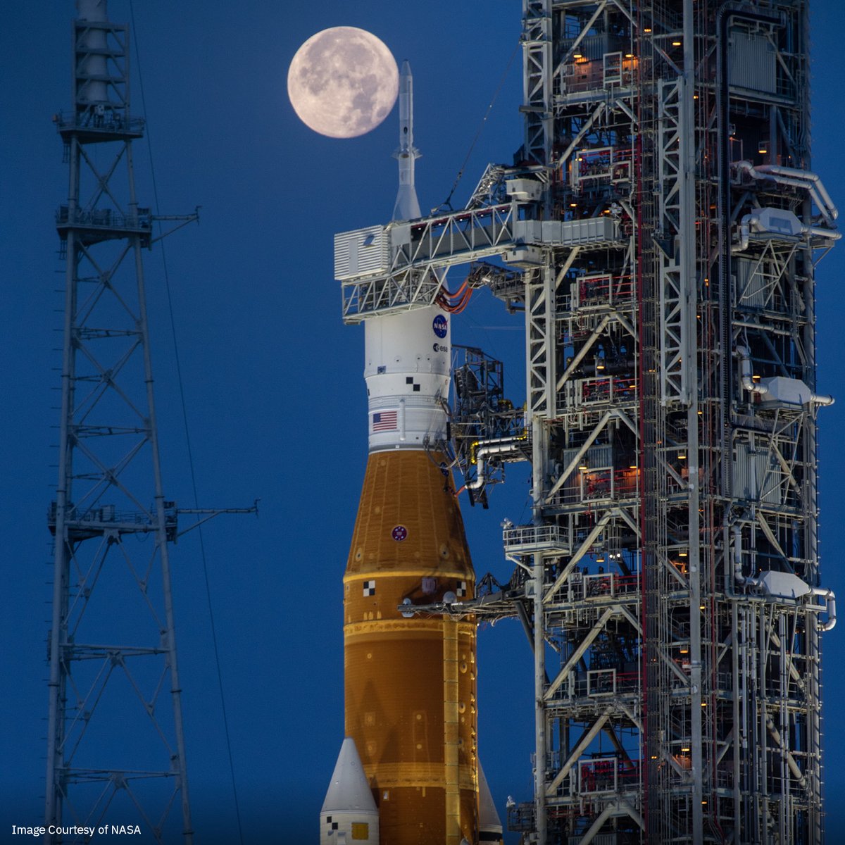 L3HarrisTech's tweet image. #SLS and #Orion will send astronauts farther than any crew has traveled in over 50 years. Our propulsion capabilities will help power #Artemis II on its journey to the lunar vicinity.🌕