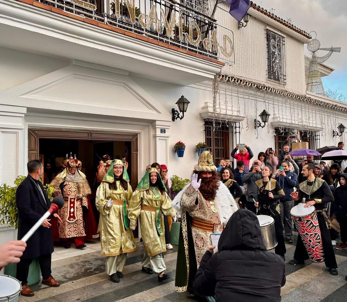 Que esta Noche de Reyes llegue cargada de ilusión para nuestros niños, de esperanza para las familias y de unión para todos los mijeños.
Que no se pierdan las tradiciones que nos unen ni los valores que nos hacen fuertes como pueblo.

Desde VOX Mijas os deseamos una noche mágica,