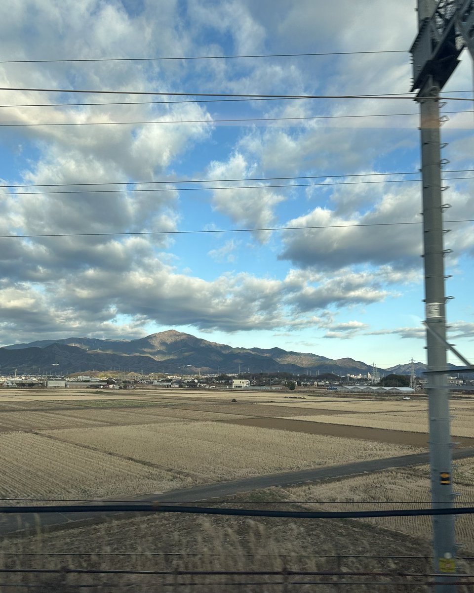 早朝の新幹線
残念ながら雪化粧の富士山は雲がかかって時々頭が見え隠れするくらしか見えなかった。でも大山は今日もきれい。かわいいお山✨