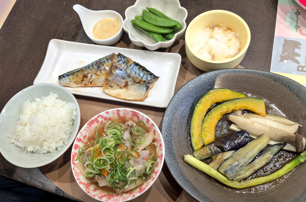 pasomasooo's tweet image. 仕事始めを昨日してきた🏃‍♀️‍➡️
朝5時半に起き娘のお弁当も用意して帰ったらご飯や家事して頑張ったな私🙌笑
揚げ浸し娘ちゃんと食べた❤偉い！
今6歳だけど昔から野菜食べないとバランス悪くて身体が可哀想になるんだよってちゃんと食べて凄いなと感じる