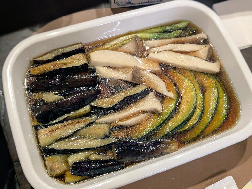 pasomasooo's tweet image. 仕事始めを昨日してきた🏃‍♀️‍➡️
朝5時半に起き娘のお弁当も用意して帰ったらご飯や家事して頑張ったな私🙌笑
揚げ浸し娘ちゃんと食べた❤偉い！
今6歳だけど昔から野菜食べないとバランス悪くて身体が可哀想になるんだよってちゃんと食べて凄いなと感じる