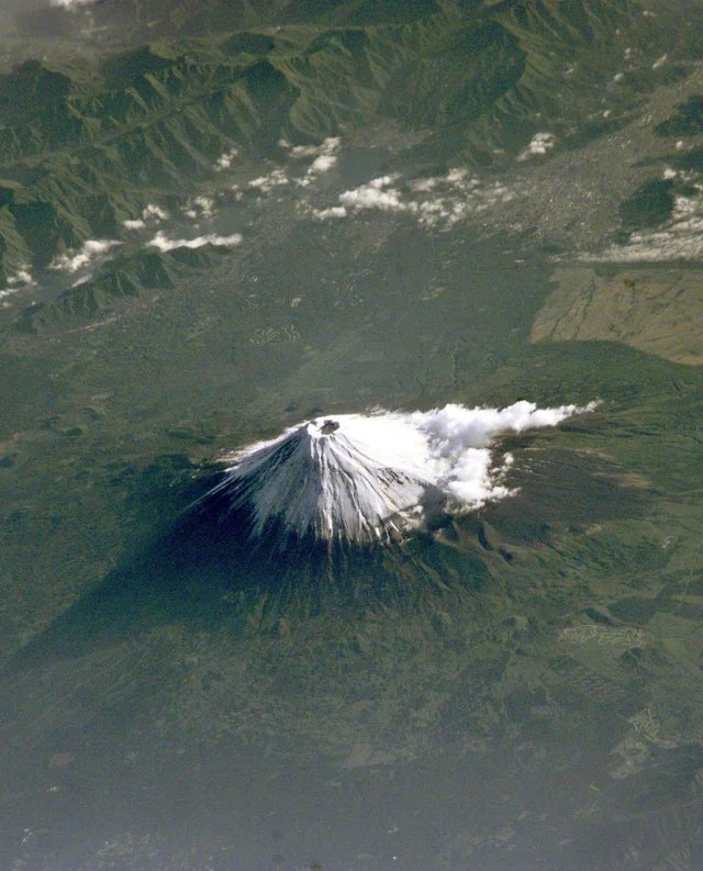 Galaxies4k's tweet photo. Mt Fuji seen from the International Space Station https://t.co/eOPS1iNJ5c