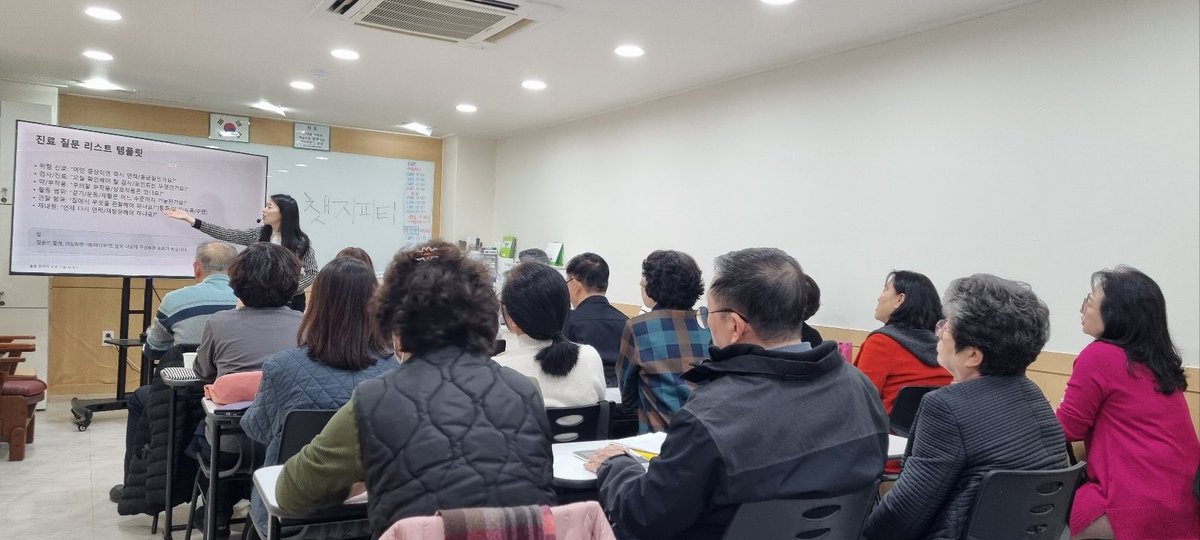 AgeFreeTech's tweet photo. Delivered a 2-hour AI skills training for caregivers supporting older adults (room full—ages ~50–65+). We did a step-by-step, hands-on walkthrough using ChatGPT/Gemini for real workflows. Big focus: privacy + “AI = draft, then verify” (not medical authority).
#Caregiving #AgeTech https://t.co/7DyYxMhIVc