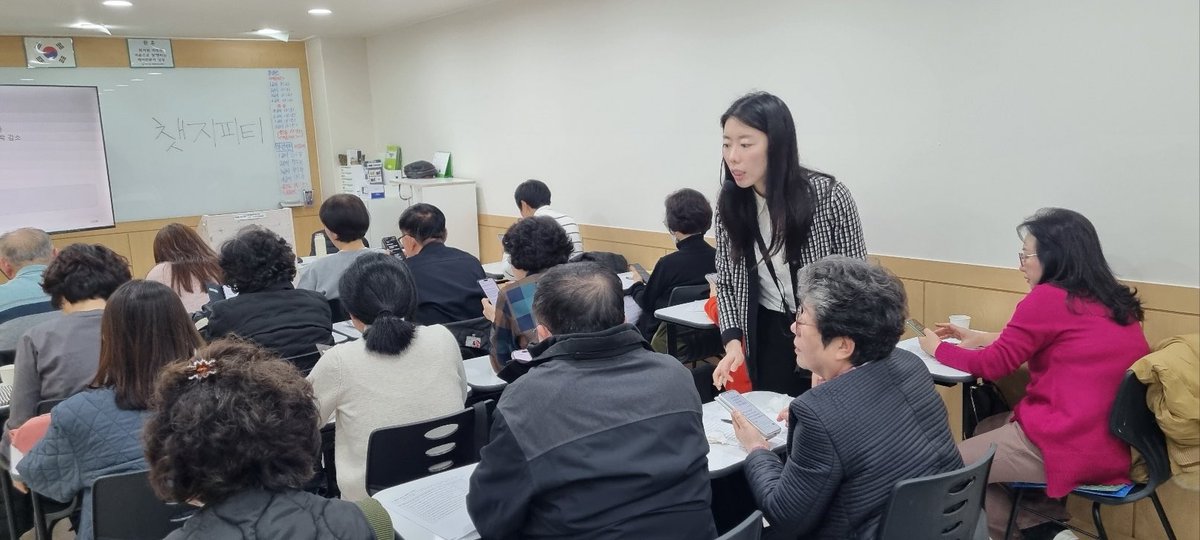 AgeFreeTech's tweet photo. Delivered a 2-hour AI skills training for caregivers supporting older adults (room full—ages ~50–65+). We did a step-by-step, hands-on walkthrough using ChatGPT/Gemini for real workflows. Big focus: privacy + “AI = draft, then verify” (not medical authority).
#Caregiving #AgeTech https://t.co/7DyYxMhIVc