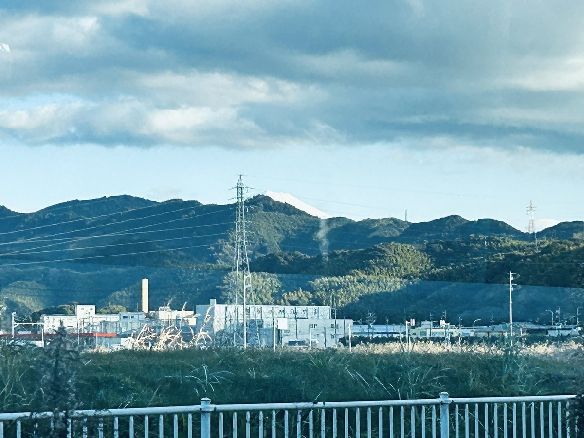 moonkazaguruma's tweet photo. 家を出発しました(*^^*)
富士山方面に向かってGO🗻✨
ほぼ見えてない富士山を添えて🗻🤣
#AmijakanWatch
#AGate
#銀久
#yuen https://t.co/knsnVpK1OL