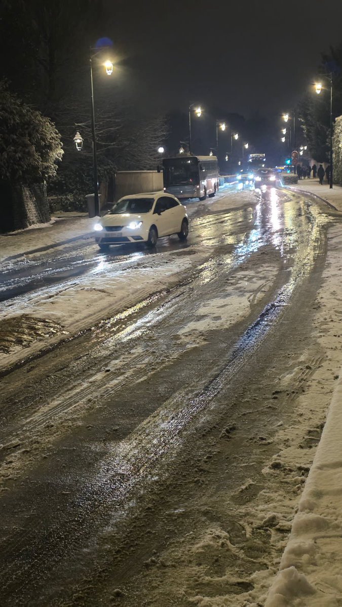 Le principal problème (bus à l’arrêt qui bloquait la rue Raymond Poincaré) est résolu. Mais prudence sur la route. Les saleuses vont fonctionner ce soir et cette nuit. Nous faisons au mieux pour vous assurer une circulation la plus normale possible. #Yerres #neige #Essonne