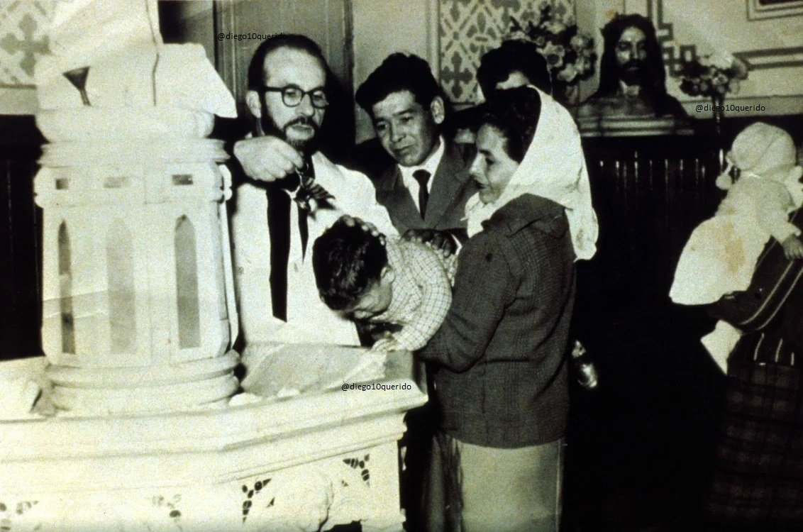5 de Enero de 1961: En la iglesia de Pompeya, Dalma Salvadora Franco bautiza al pequeño Diego ante la presencia de Diego Maradona padre. Tota rezó para que "sea buena persona y crezca sanito".