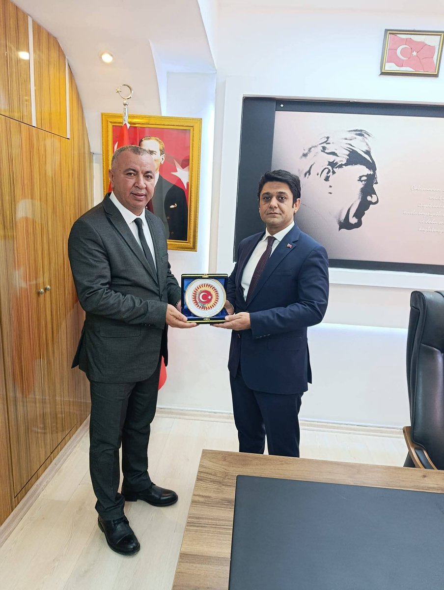 📍Kilis il Göç Müdürlüğü Ziyareti

İl Göç Müdürümüz Sayın  Adem Alibekiroğlu’nu yeni yıl
dolayısıyla ziyaret ettik. 
Kilis'in göç yönetimi konusunda gösterdiği örnek duruş için teşekkür ediyor, 2026 yılının barış, huzur ve başarı getirmesini diliyorum.