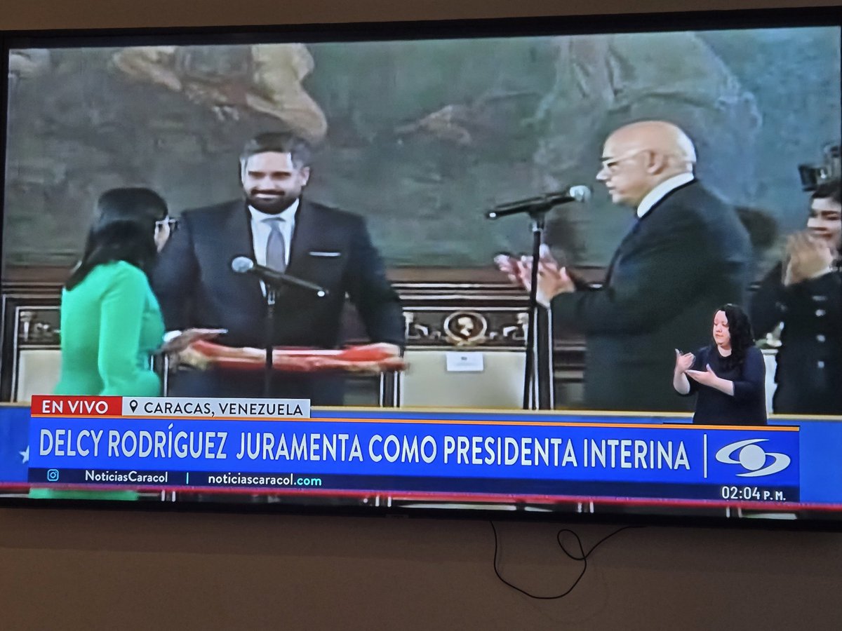 ¿Nicolás estará viendo a sus traidores juramentar y juramentatse?
Padrino y Cabello aplauden con cara de, literalmente, pocos amigos.