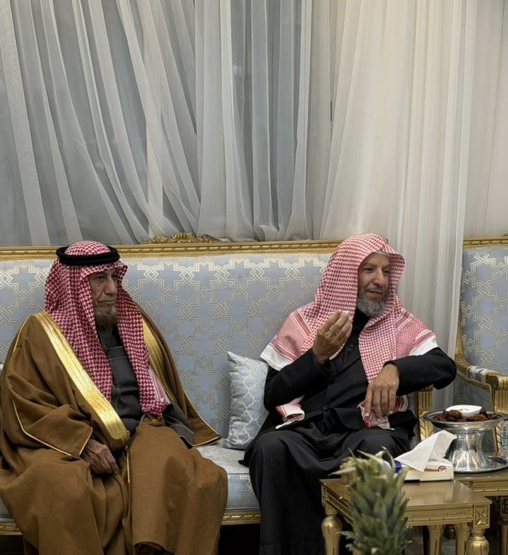 شرفنا هذا المساء معالي المستشار بالديوان الملكي عضو هيئة كبار العلماء الشيخ سعد بن ناصر الشثري  سلمه الله و وفقه ..
بزيارة خاصة لوالدي في  منزلنا بحائل ..