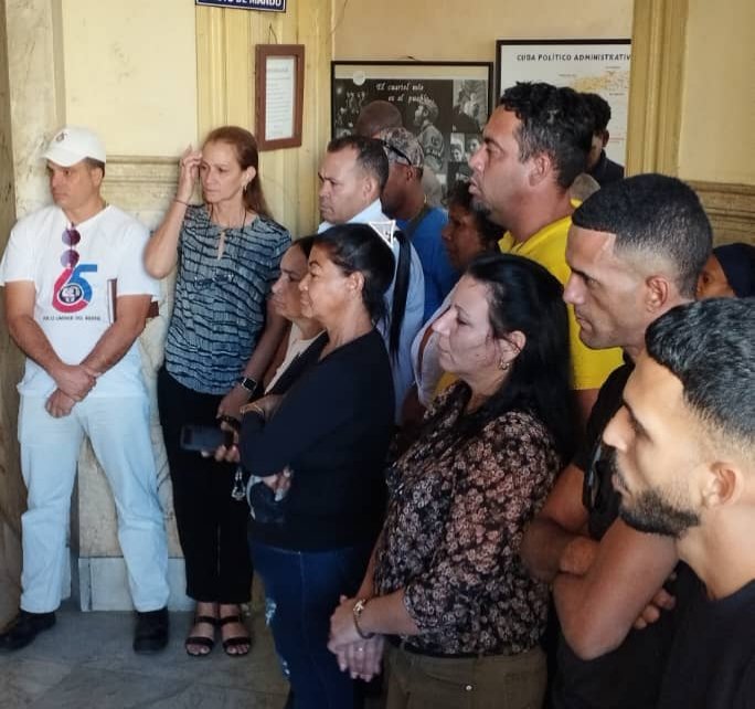 Con un minuto de silencio en honor a nuestros compatriotas caídos, comenzó en la sede nacional de los #CDRCuba un mitin en solidaridad con Venezuela. #Cuba #CubaConVenezuela