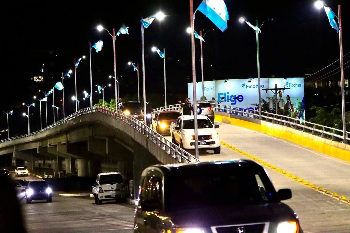 AlcaldiaDCHN's tweet photo. 🛣️🚗 Con los pasos elevados del bulevar Juan Pablo II y Papa Francisco en la salida a Mateo, hoy miles de conductores se desplazan con mayor fluidez y seguridad en zonas que antes eran puntos críticos de tráfico.🌉

 ¡Lo hecho con el corazón, está bien hecho!❤️💪

#AMDC #MovilidadVial #PuentesElevados #JuanPabloII #PapaFrancisco #AlcaldíaEnAcción