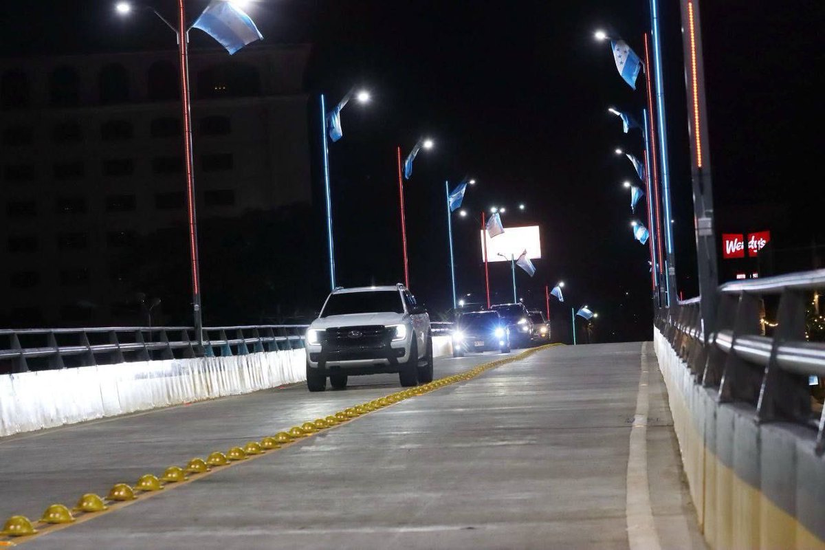AlcaldiaDCHN's tweet photo. 🛣️🚗 Con los pasos elevados del bulevar Juan Pablo II y Papa Francisco en la salida a Mateo, hoy miles de conductores se desplazan con mayor fluidez y seguridad en zonas que antes eran puntos críticos de tráfico.🌉

 ¡Lo hecho con el corazón, está bien hecho!❤️💪

#AMDC #MovilidadVial #PuentesElevados #JuanPabloII #PapaFrancisco #AlcaldíaEnAcción