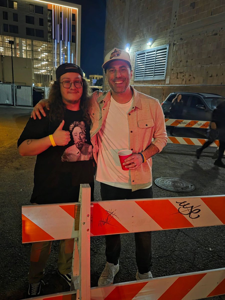 Desert_Mistress's tweet photo. @adamraycomedy @WeDieAsRomans 
Such a fun night ! So glad we hung around after the show. He’s such a nice person 🤘🏻( pls come back as Dr. Phil 😭😩 ) https://t.co/vn3Uu7MD6B