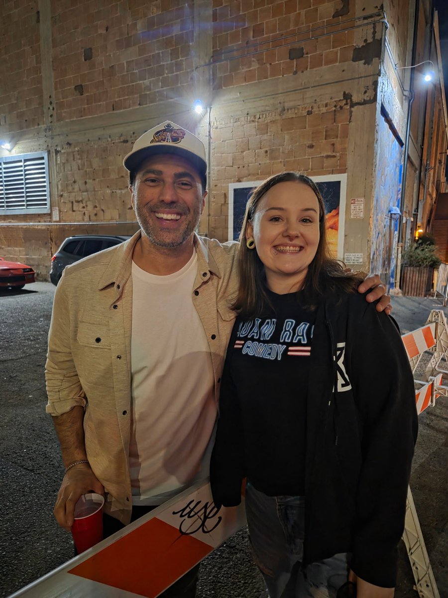Desert_Mistress's tweet photo. @adamraycomedy @WeDieAsRomans 
Such a fun night ! So glad we hung around after the show. He’s such a nice person 🤘🏻( pls come back as Dr. Phil 😭😩 ) https://t.co/vn3Uu7MD6B