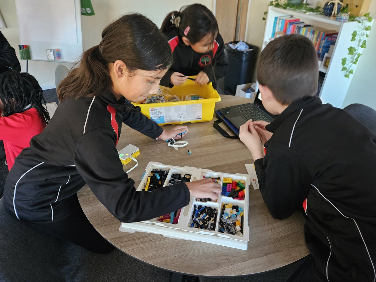 CCJacademy's tweet photo. Today, some of our Year 5 pupils put their coding skills to the test and used the new LEGO Spike Prime kits to create synchronised  sound, lights and motion! 🔊💡

What a great start to our new Computer Science lessons this term! 👨‍💻👩‍💻
#WeAreLEO🧡🦁 https://t.co/QTKKQfhQP5