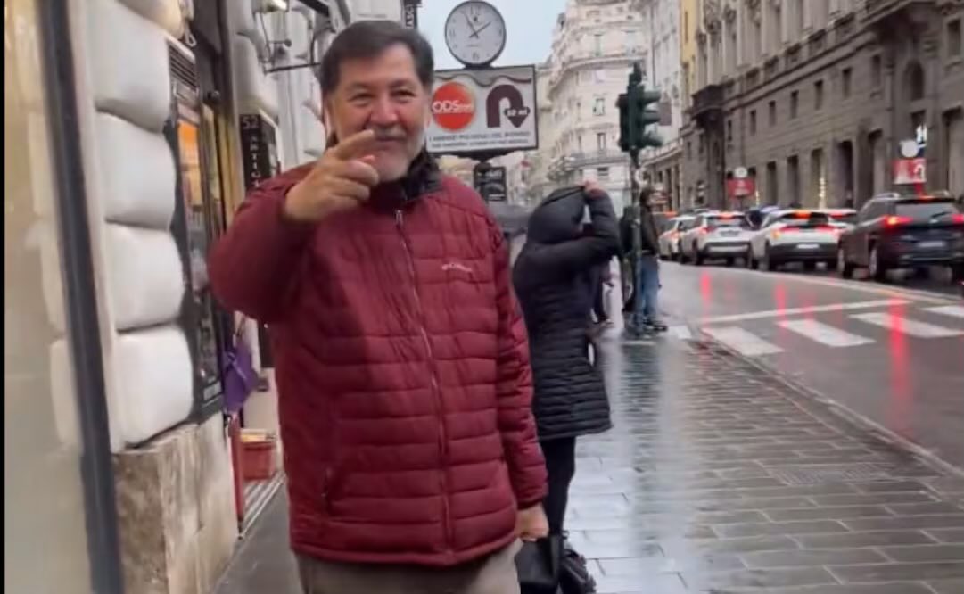 LuisCardenasMx's tweet photo. NOROÑA HACE TURISMO DE LUJO… Y PIERDE LOS ESTRIBOS EN ROMA

En la sofisticada Roma, Gerardo Fernández Noroña volvió a hacer de las suyas. El paladín de la austeridad, el predicador de la “pobreza franciscana” para los demás, disfruta sin rubor de restaurantes caros, viajes frecuentes y la buena vida europea… todo mientras esquiva, como deporte olímpico, la rendición de cuentas.

Pero el episodio no se quedó en la postal turística. Cuando un joven mexicano se le acercó para preguntarle —grabando con su celular— por su estancia en Italia, el senador reaccionó fiel a su estilo: manotazo, intento de arrebatar el teléfono y correteo incluido. La acompañante intentó sumarse con una patada fallida. Democracia a golpes, versión romana.

La escena resume la contradicción perfecta: discurso de austeridad en casa, lujos en el extranjero; exigencia de transparencia ajena, furia cuando le preguntan a él; victimismo instantáneo y la coartada de siempre: “seguramente es de derecha”.

Roma no se hizo en un día, pero a Noroña le bastaron unos minutos para confirmar que su coherencia tampoco.