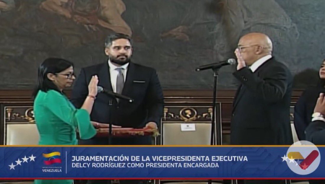 Venezuela’da şu an ortam:

Maduro’nun yardımcısı Rodriguez, başkanlık yemini ediyor.

Rodriguez’in abisi Meclis Başkanı, yemini ettiriyor.

Maduro’nun oğlu, Rodridguez’in yemin ettiği Anayasa’yı tutuyor.