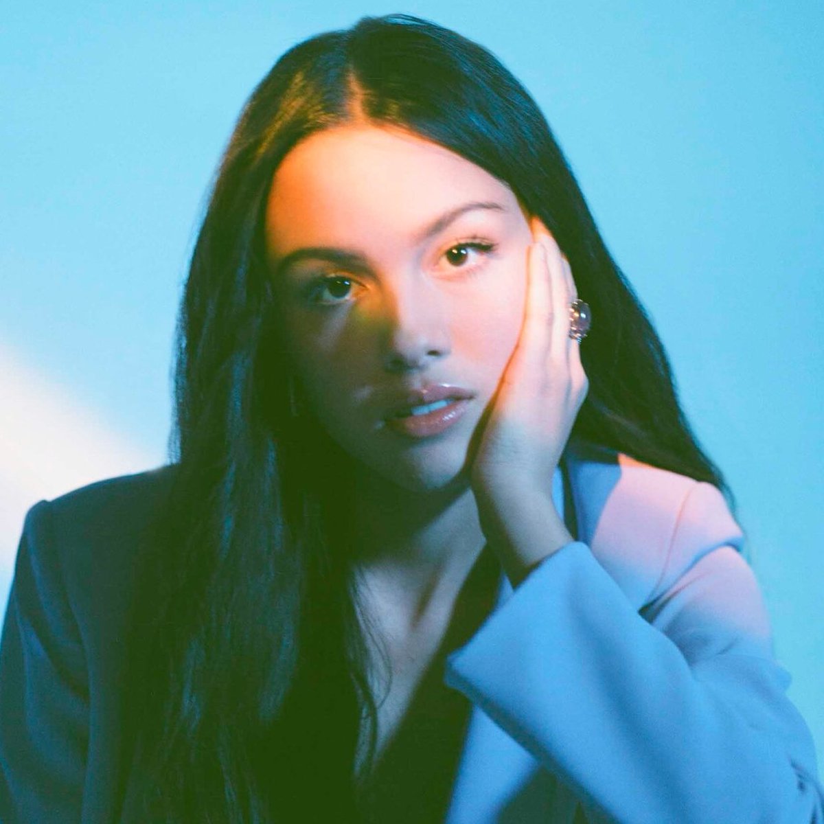 sboficial's tweet photo. 🚨 O COMEBACK! Olivia Rodrigo anuncia que renovará sua carteira de motorista no dia 8 de janeiro. https://t.co/MNqusk0bSL