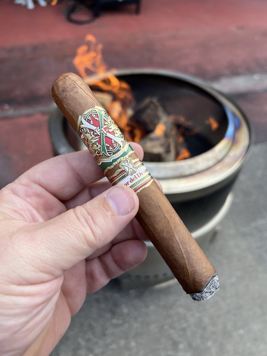 FatFrank39's tweet image. Recover cigar after a long work weekend