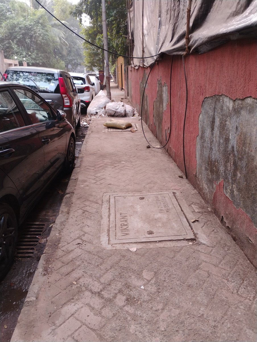 grahammiranda7's tweet photo. @mybmc please remove debris near #jml school.
Khar West
16th road. https://t.co/5roITSL7Wp