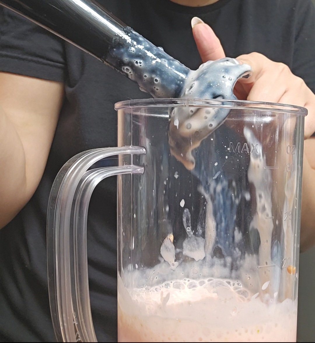 monaalv2's tweet photo. O tipo de merda que eu faço que nem eu acredito:

Bati um suco de goiaba no mixer só pra mim
Fui experimentar pra ver se estava bom diretamente do MIXER
e enquanto eu metia a língua no negócio, eu apertei o botão. 
A minha sorte é que lambi por fora, mas sério cadê o juizo https://t.co/0F3zUWn4Qp