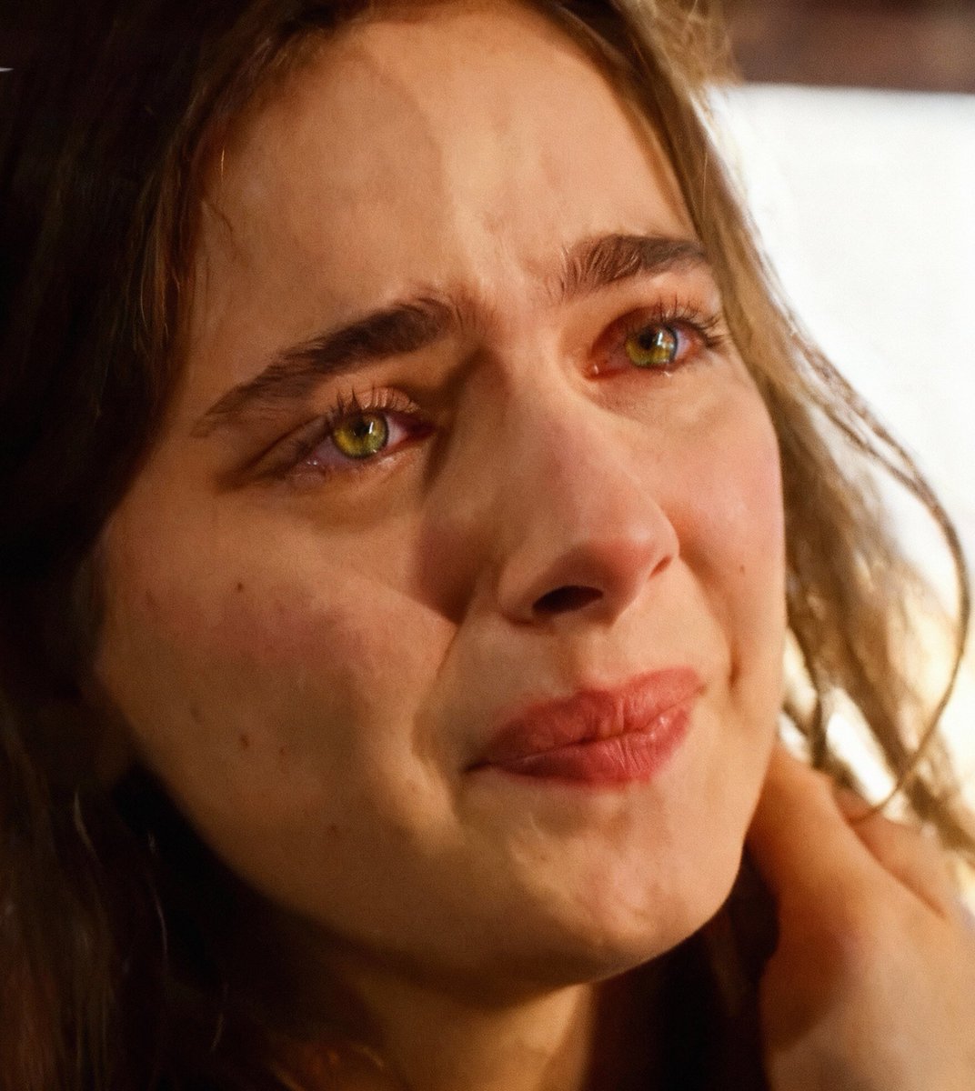 ava ağlayınca gözlerinin yeşili bir iki ton daha açılıyor daha bi netleşiyor resmen baktıkça büyüleniyorsun