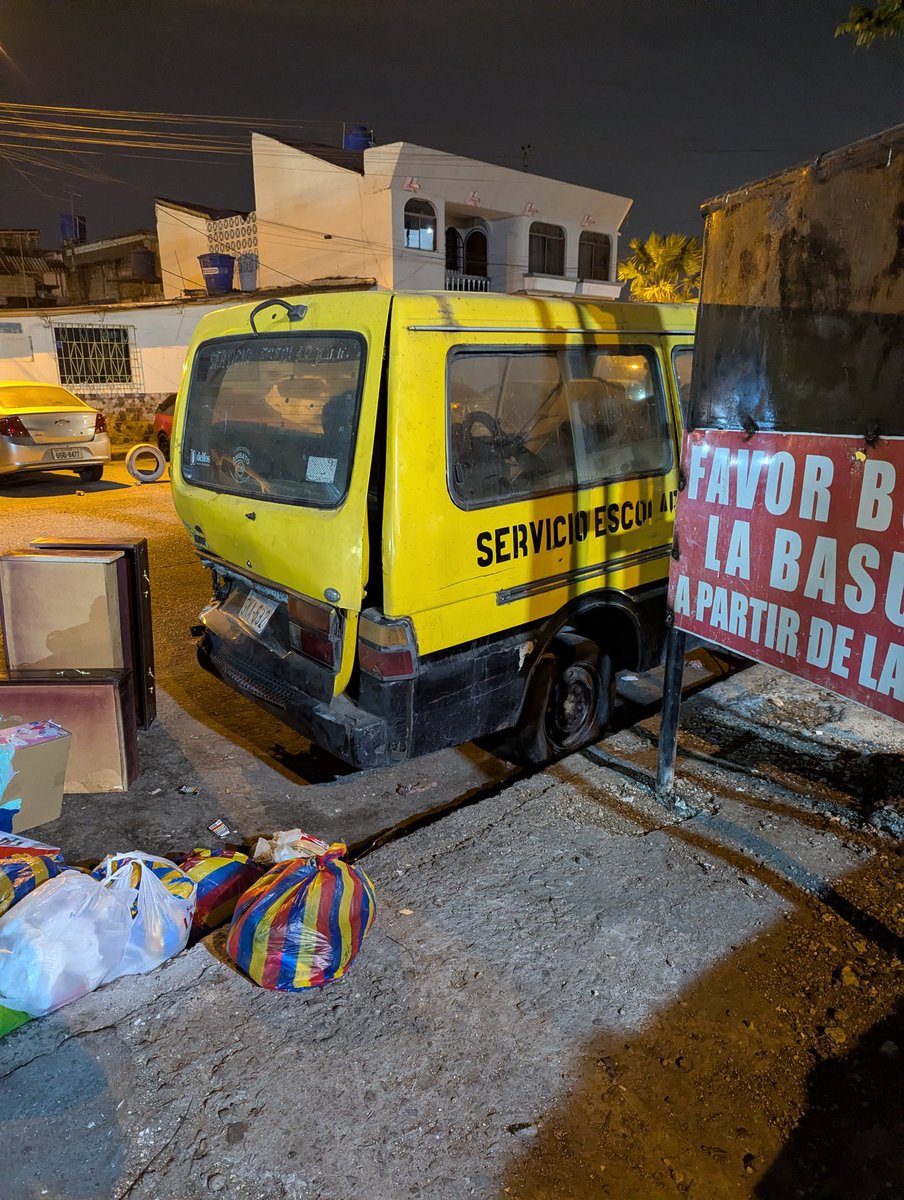 mariscal672771's tweet photo. @ATMGuayaquil buenas tardes  por favor se necesita de parte de la ATM que nos ayude para el retiro de un carro en Estado de deterioro lleva votado 6 meses y nadie se hace presente y es de uso de  baño público ubicado en la Pradera 2 entre la MZ D 13 y 14... https://t.co/u090hhiL6o
