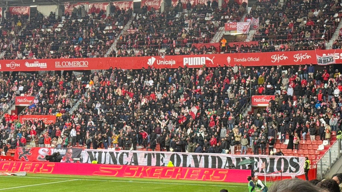 Astur_hools's tweet photo. Ultra boys con pancartas de apoyo.

vs Malaga

4/1/26 https://t.co/9FPkah9Iyf