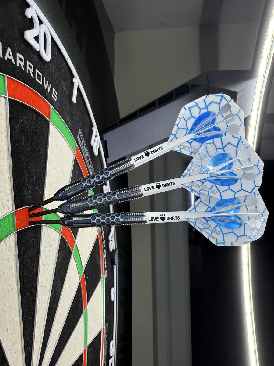 These are the wonderful Alien darts in 23g from <a href="/LoveDartsUK/">LoveDarts</a> and I’m giving this set away! 

To be in with a chance of winning them, all you need to do is

Like
Retweet
Follow <a href="/joshpearson180/">Josh</a> &amp; <a href="/LoveDartsUK/">LoveDarts</a>

Winner announced next Monday, good luck! 🤞🏼🎯