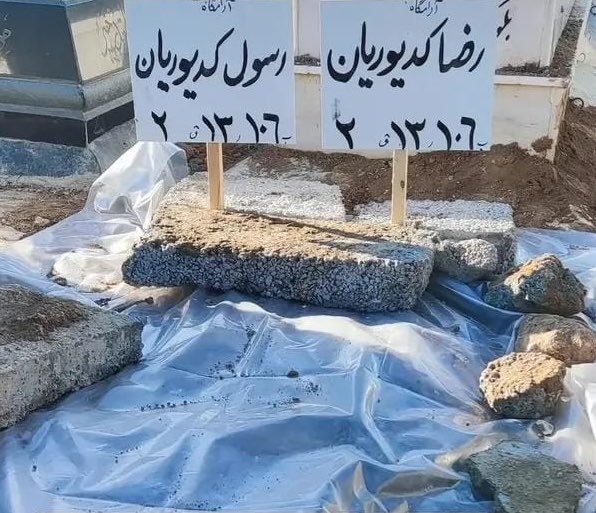 رضا و رسول کدیوریان، ظرف کمتر از یک روز در #اعتراضات۱۴۰۴ کشته شدند.
کارگر، محروم، بی‌پشتوانه.
هر دو را در یک گور دفن کردند.

این نمایش عریان یک نظام تمامیت خواه جنایتکار است که اول فقر را تحمیل می‌کند بعد گلوله را تقدیم می‌کند.