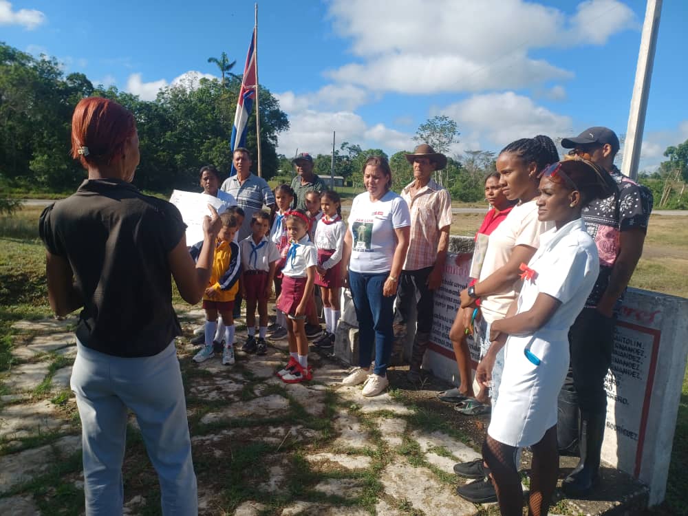 En matutino especial los campesinos de la CCS Gustavo Moll ratificaron su apoyo incondicional al hermano pueblo de Venezuela luego de los ataques yanquis al país. <a href="/OdioTexido658/">Adielyeivis Texido Odio</a> <a href="/anap_cuba/">Asociación Nacional de Agricultores Pequeños</a> <a href="/GEORGE80283962/">@GEORGE</a> <a href="/BeatrizJUrrutia/">Beatriz Johnson Urrutia</a> <a href="/BellNiurka11764/">Niurka Bell Calzado</a> <a href="/FelixDuarteOrte/">Félix Duartes Ortega</a> <a href="/ailinv25/">LinCubana</a>