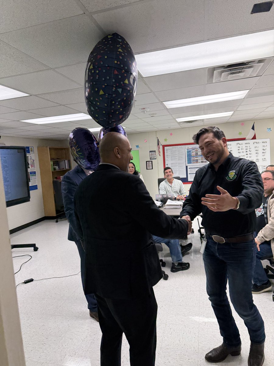1124missliz's tweet image. Celebrating the first Monday of 2026 @MJJackson1906 @SHussainDISD @Educ8torHicks  @TAGinPG 🦉💚💛@CounselingDISD @dallasschools @DallasISDSupt @DrReyC @AP_Pegues #Region4SayNoMore #PrincipalOfTheYear #Region4 🎉🎉🎉🤠🦉😎👏🏼👏🏼👏🏼
