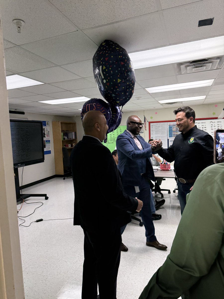 1124missliz's tweet image. Celebrating the first Monday of 2026 @MJJackson1906 @SHussainDISD @Educ8torHicks  @TAGinPG 🦉💚💛@CounselingDISD @dallasschools @DallasISDSupt @DrReyC @AP_Pegues #Region4SayNoMore #PrincipalOfTheYear #Region4 🎉🎉🎉🤠🦉😎👏🏼👏🏼👏🏼