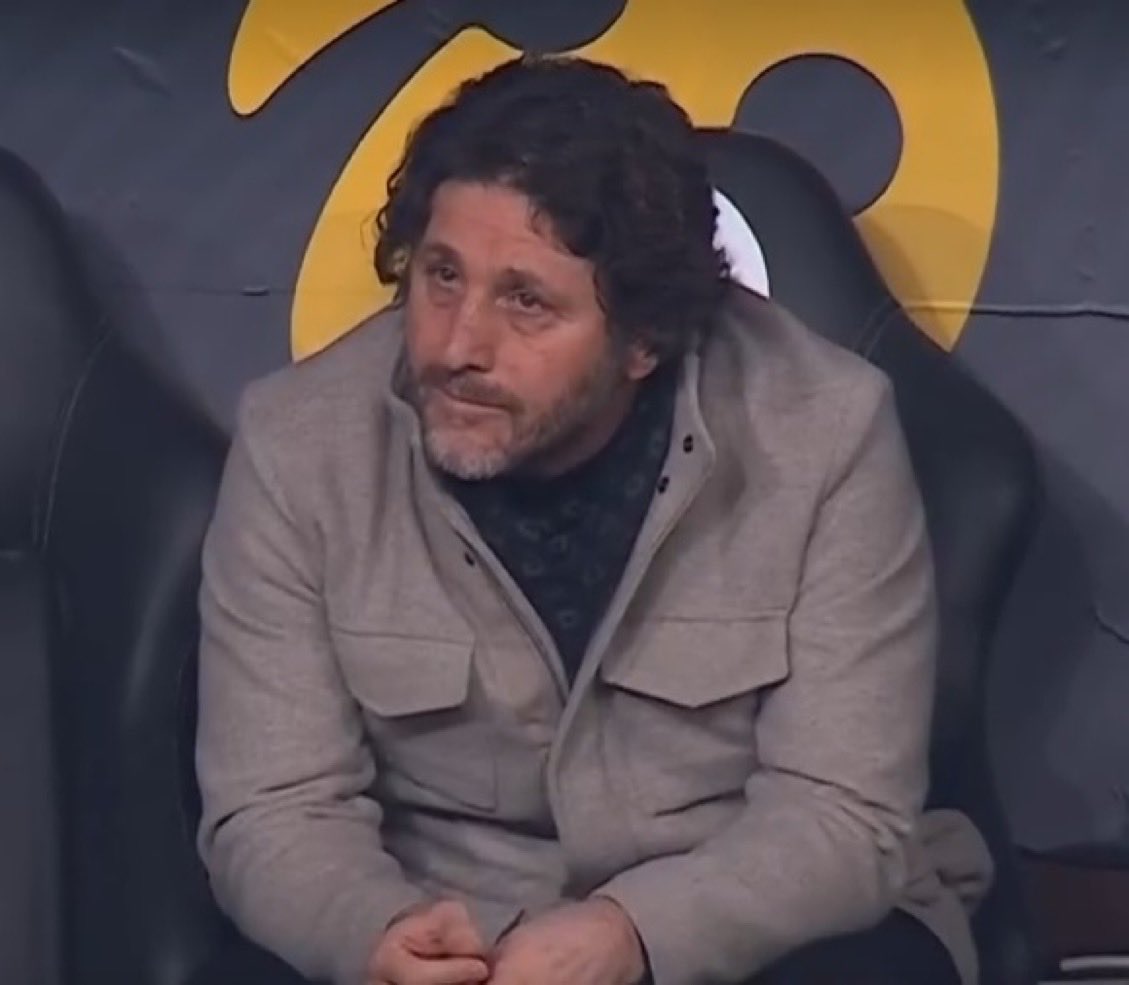 Avcı’ya gelince yaz bitmeden işe yaramaz 15 transferi peşpeşe indirdiniz. 2 aydır transfer diye bağıran takıma bir tane ekleme yapmayıp şu adamı 9 eksikle kupa maçına gönderdiniz.

Bugün umut besliyorsanız bu adamın emekleri sayesinde. Rezilsiniz. Utanıyoruz. #Yönetimİstifa