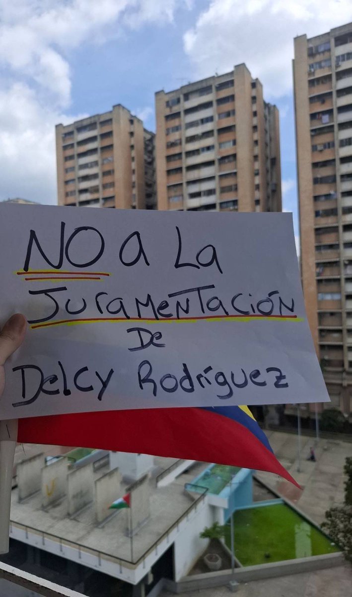 DIFUNDELOYA's tweet photo. 🚨 ¡ÚLTIMA HORA VENEZUELA! 🚨🇻🇪

URGENTE — ¡LO ÚLTIMO! 🇻🇪 🇺🇸

La protesta silenciosa de venezolanos dentro de Venezuela: "Delcy no" https://t.co/ifM2JVWvSH