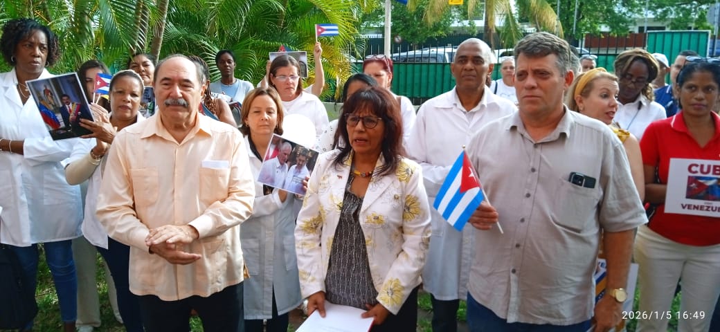 Con la presencia del Embajador de 🇨🇺 en Mozambique <a href="/JorgeLopezTormo/">Jorge Luis López Tormo</a>  y la 2da Secretaria de la Embajada de Venezuela en Mozambique  Luz Yala condenamos el brutal ataque militar de los EE.UU  a la hermana nación de Venezuela. #VenezuelaNoEstaSola, #ManosFueraDeVenezuela.