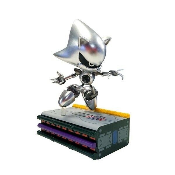 Sonic_Hedgeblog's tweet image. Photos of the Silver Metal Sonic Figure, released by SEGA Shop in 2018.

This was an alternate version of an item released in the Loot Crate "Loot Gaming" box in 2018, now silver, and limited to 2000 pieces made.