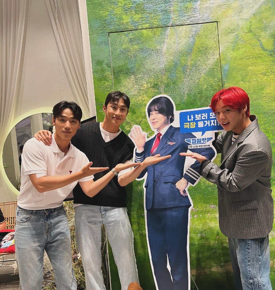 likefireworks_'s tweet image. WHY IS IT MY FIRST TIME SEEING THIS PHOTO WHAT THE HELL