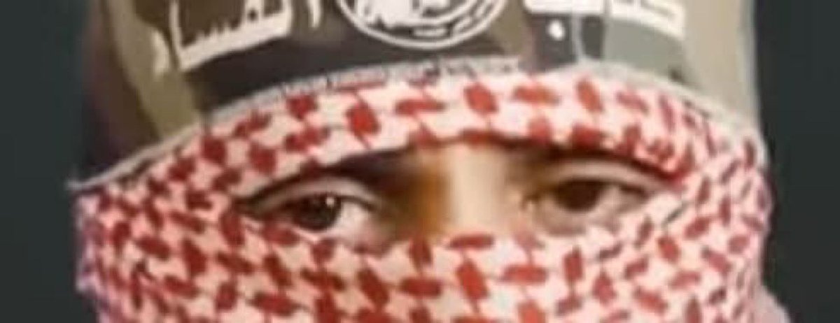 Konuşması sırasında ağladı…

Evet, ağladı.

Bu bir zayıflık değil, derin bir acının dışavurumuydu.

Uyutulmuş bir ümmetin içine düştüğü güçsüzlüğün, maruz kaldığı aşağılanmanın acısıydı bu.

Hem kendisine ihanet eden derin sessizliğe, hem de biriken hayal kırıklığına ağladı.

Bu