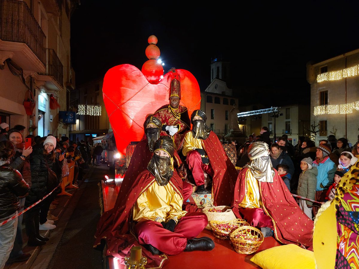 Els Reis d'Orient ja són a Centelles!! 
L'alcalde, Josep Paré Aregall, els ha donat la clau màgica per poder deixar els regals a les cases del poble.
Gaudiu de la nit més màgica de l'any! 
Bona diada de Reis 👑👑👑