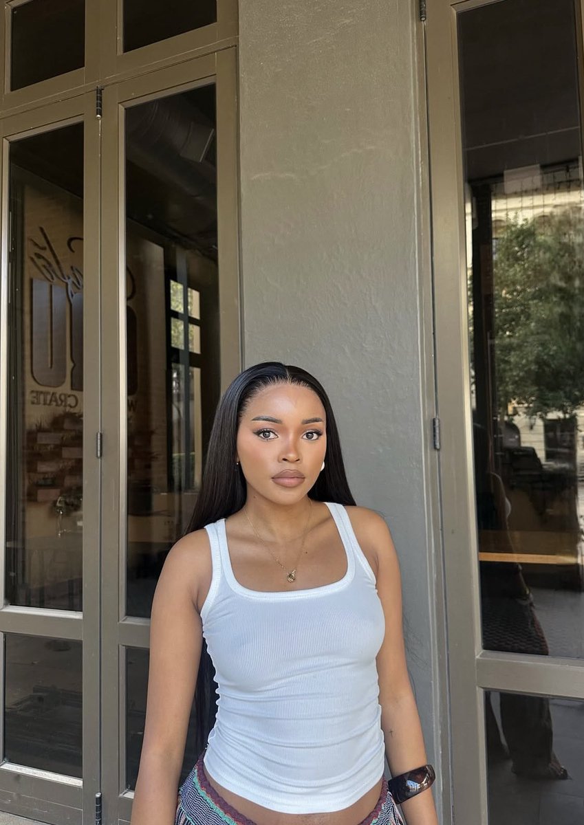 qweenlivy's tweet photo. Happy New Year Motsatsii
Keep serving  sweet content and beauty in 2026 like in Frame 1
We are here for it  

#TsatsiiMadiba https://t.co/IA7okPbJUH