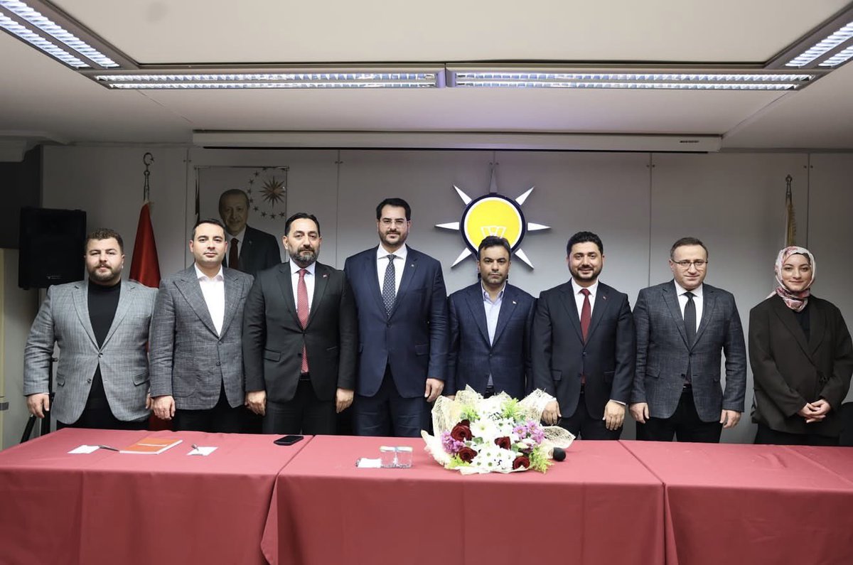 Akgencbagcilar's tweet photo. Bağcılarımızda Bayrak Değişimi

3 kademe teşkilât mensuplarımızla birlikte İlçe Başkanlığımızın devir teslim törenini gerçekleştirdik.💐

Görevi devreden Muhammed Yavuz Gültepe (@MYGultepe )başkanımıza çalışmaları ve emekleri için teşekkürlerimizi sunuyoruz.

Görevi devralan Mikayil Çakır (@CakirMikayil )başkanımıza da hayırlı olsun diyor, çalışmalarında muvaffakiyetler diliyoruz.

Birlikteliğimiz daim,teşkilatımız için hayırlı uğurlu olsun.