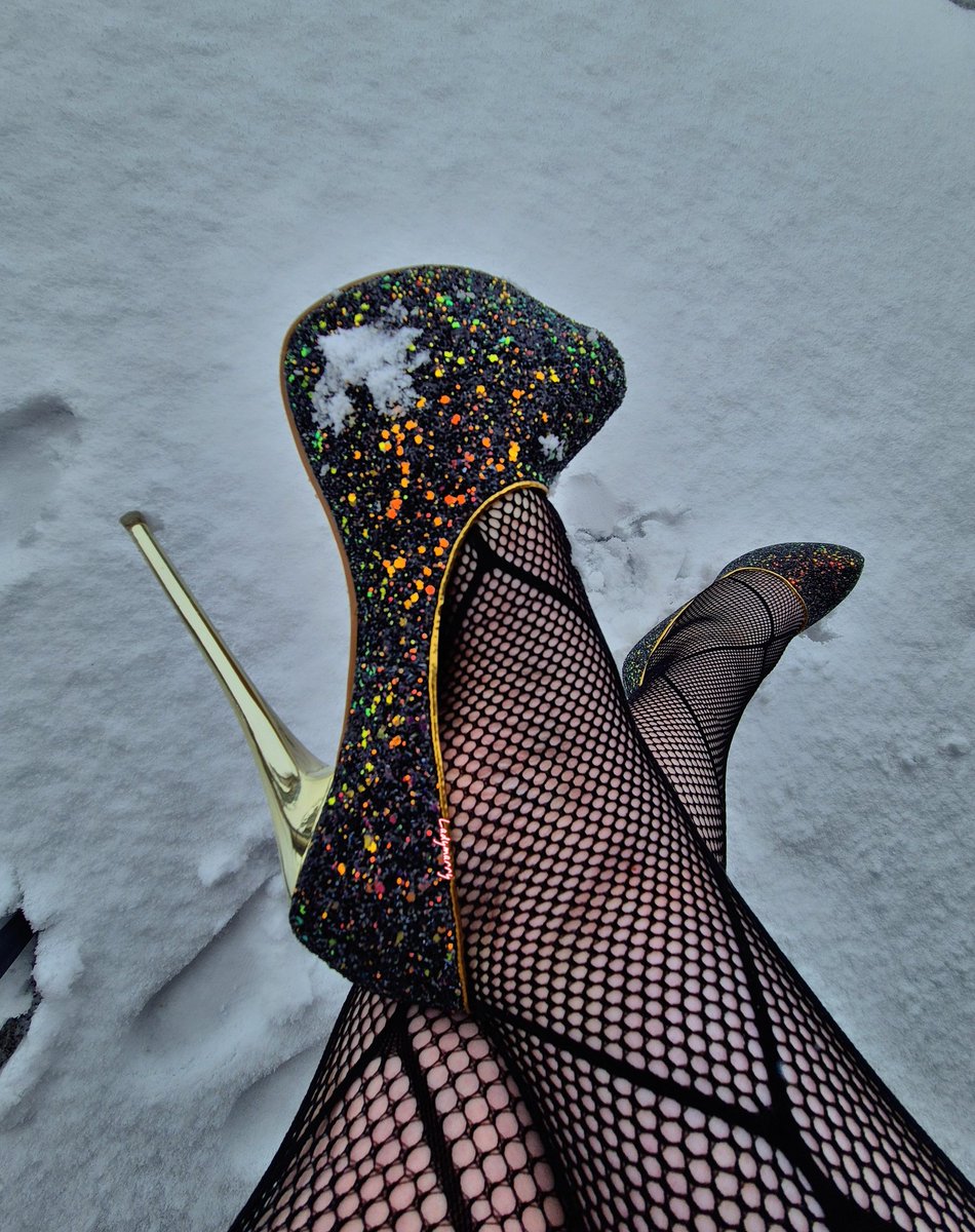 LadyMarryFin's tweet image. Feierabend ...

Dieses glitzern im Schnee ist einfach so wunderschön ❄️✨️

Und dazu dieser dünne Absatz..
Wir bringen dein Kopfkino auf die höchste Stufe 🌀