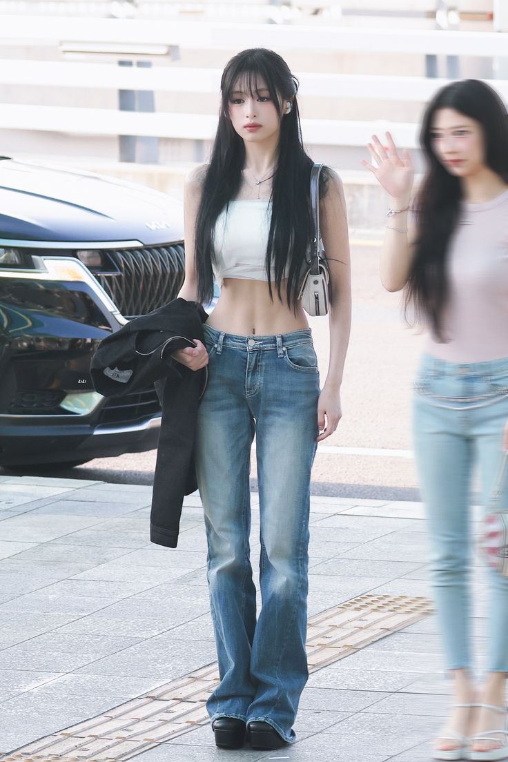 sapphirecaIs's tweet image. another video, 4hye0n is the tiniest member of bm, poor girl is just hungry