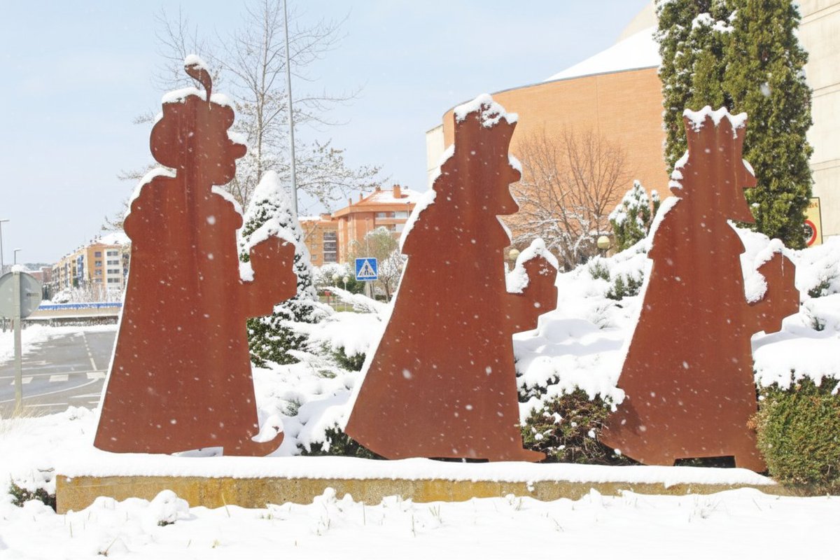 5 de enero. Víspera de Reyes. Logroño.

Rotonda de los Reyes Magos y conjunto escultórico diseñado por Rubén Bergasa e inaugurado el 5 de enero de 2009.

La escultura presenta en acero corten a Sus Majestades portando en sus manos oro, incienso y mirra y dirigiéndose a la ciudad.