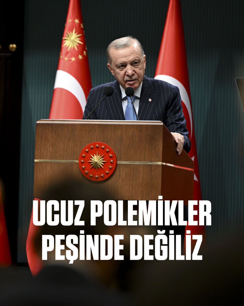 Biz ana muhalefetin başındaki zat gibi yabancılardan “5 dakikacık” ilgi dilenmiyor, muhataplarımıza “5 dakikalık bir görüşme” için yalvarmıyoruz.

Ne kuru hamaset ne ucuz polemik peşindeyiz ne de rol kapma, rol çalma derdindeyiz.
